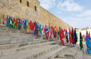 Internationale vlaggen op de zuidelijke trappen naar Tempelplein Jeruzalem