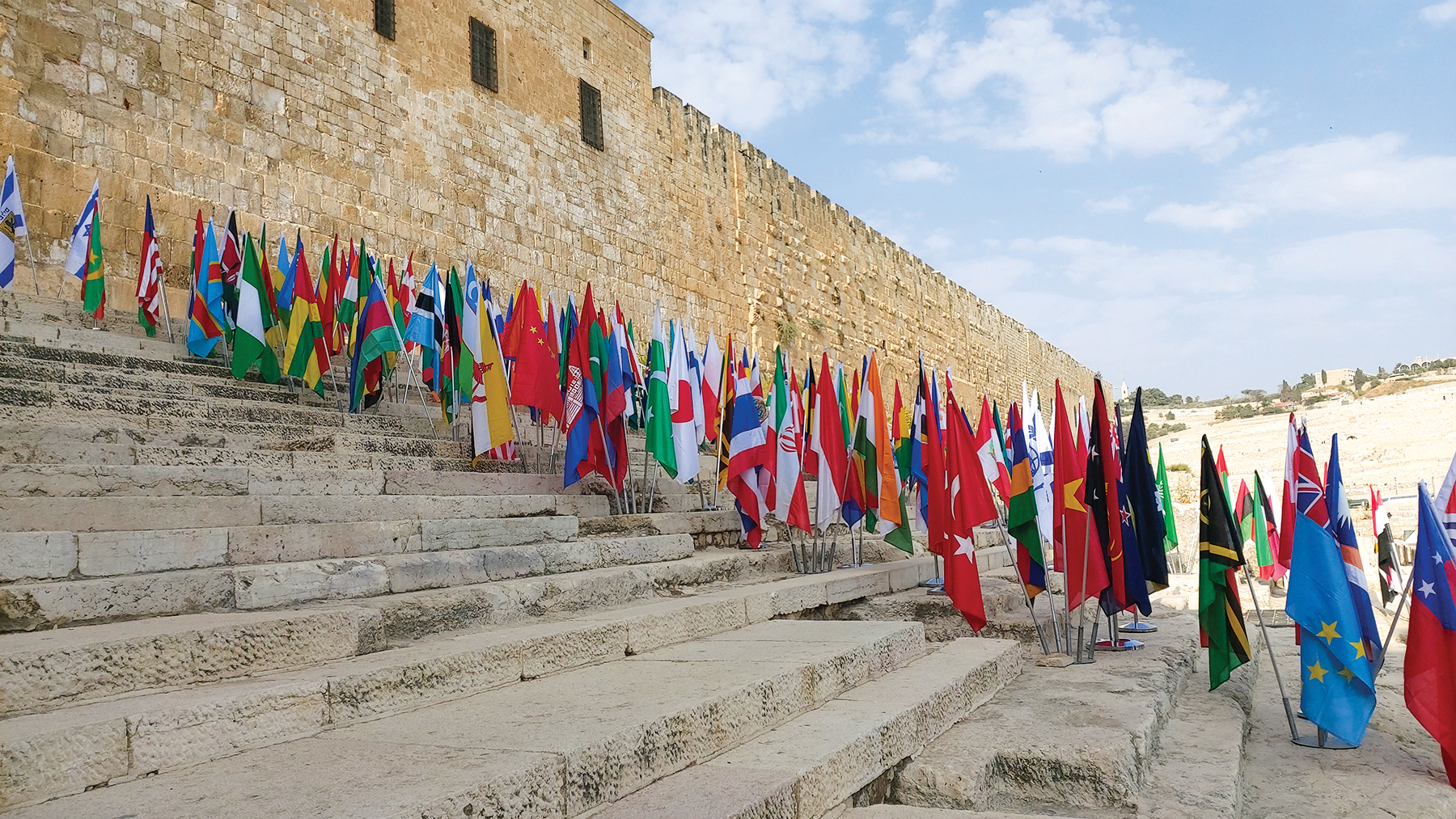 Internationale vlaggen op de zuidelijke trappen naar Tempelplein Jeruzalem