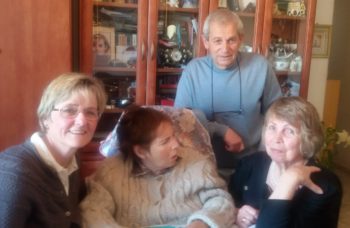 Corrie van Maanen bij familie van Anna uit Rusland