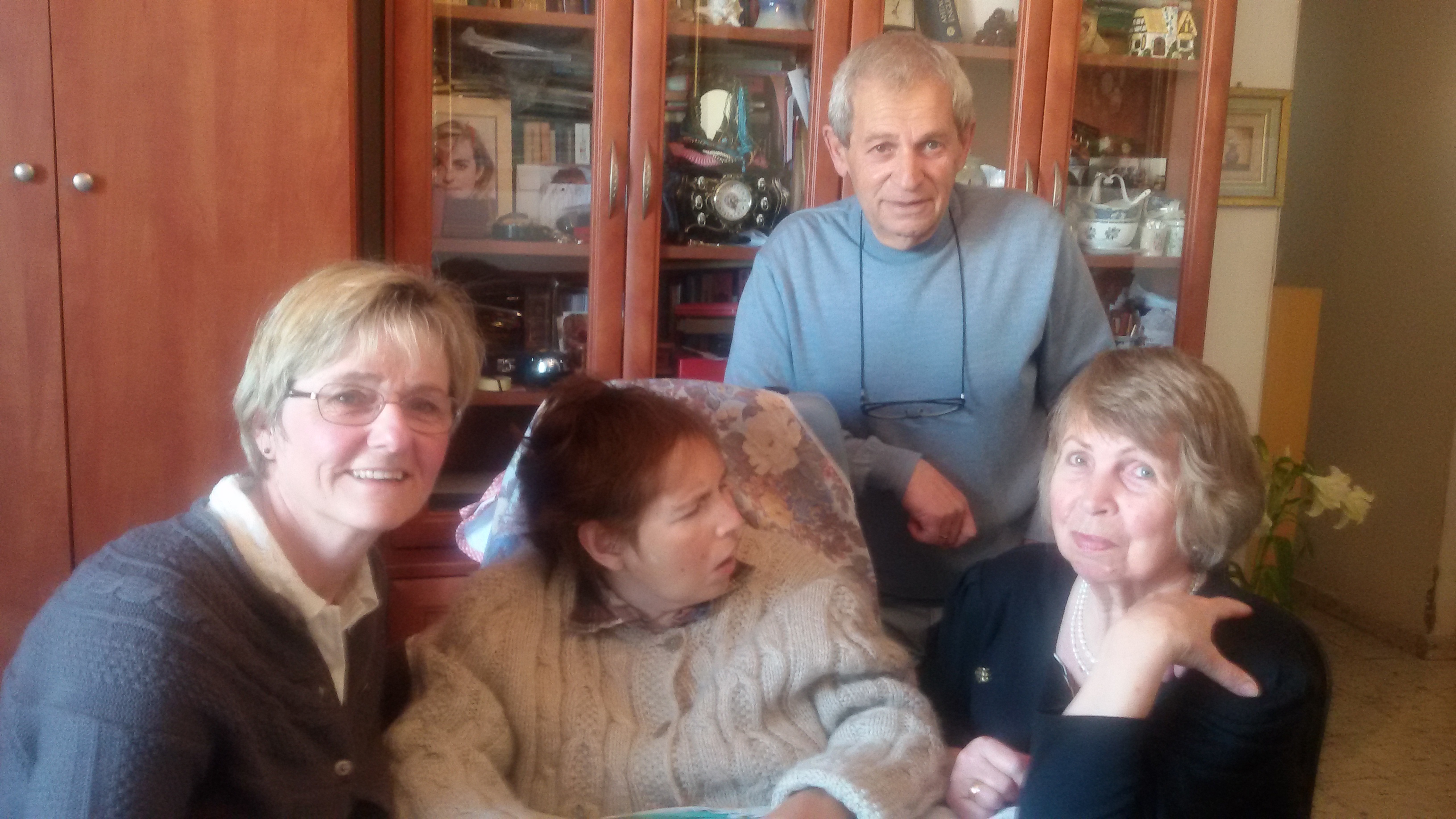 Corrie van Maanen bij familie van Anna uit Rusland