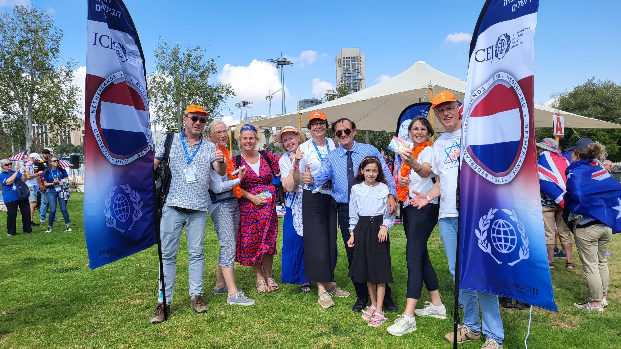 Groepje Nederlanders in het Sacherpark voorafgaand aan de Jeruzalem-mars 2022, waaronder Benjamin Philips