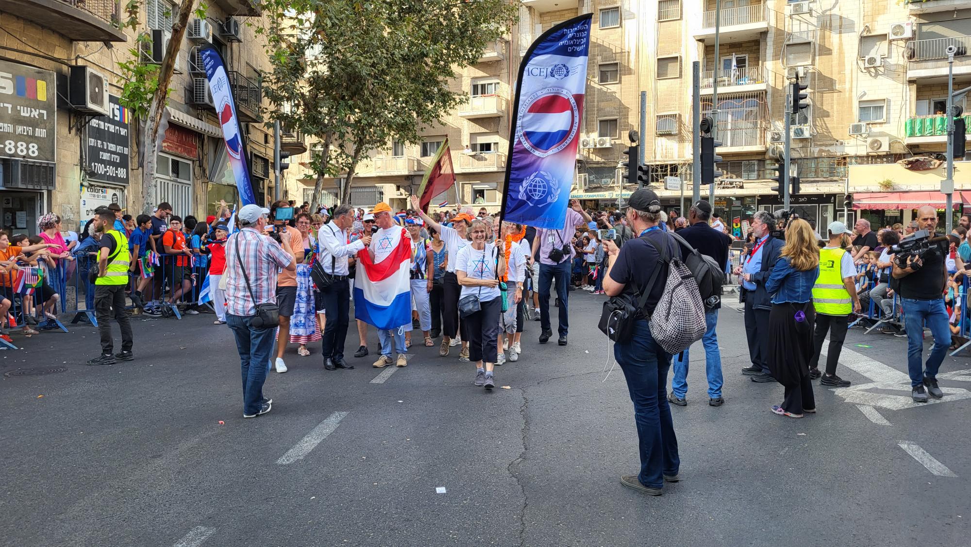 Jacob Keegstra wordt gefilmd en geïnterviewd tijdens de Jeruzalem-mars 2022