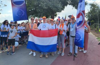 Nederlandse groep met vlag tijdens Jeruzalem mars 2022