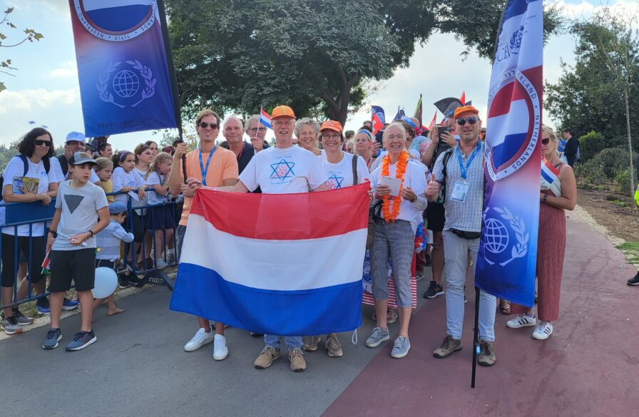 Nederlandse groep met vlag tijdens Jeruzalem mars 2022