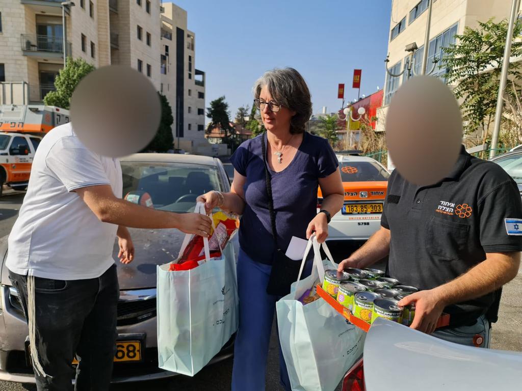 Uitdelen van voedselpakketten en medische eerstehulppakketten voor soldaten die vervolgens naar de frontlinie zullen worden gebracht.