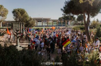 Feast pilgrims pray outside Knesset