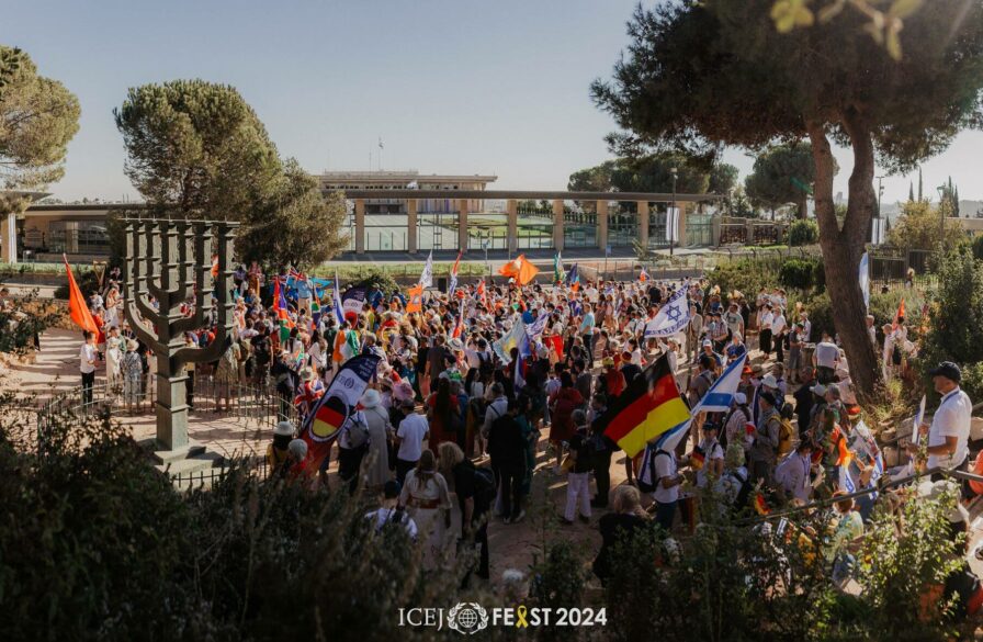 Feast pilgrims pray outside Knesset