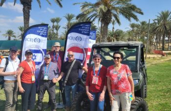 Loofhuttenfeest 2024 een groep nederlanders voor een auto