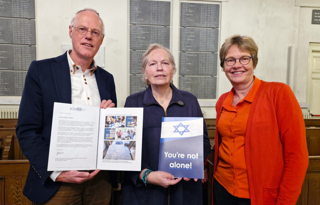 Ingrid Petiet, voorzitter Joodse Synagoge Zwolle, ontvangt van Jacob Keegstra het statement en een kaart met de tekst You're not alone