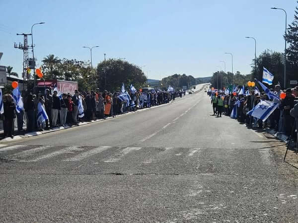 Israelis lined the street during the funeral procession. (Credit: Ashkelon Beach Spokesperson and Advocacy/GPO)