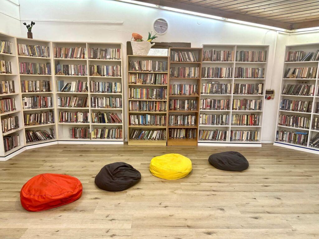 The library attached to the 'gymboree' area at Kibbutz Alumim.