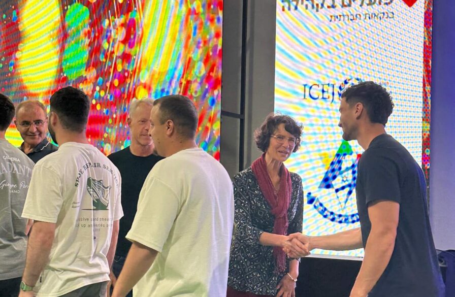 Jannie Tolhoek shakes hands with Druze scholarship recipient