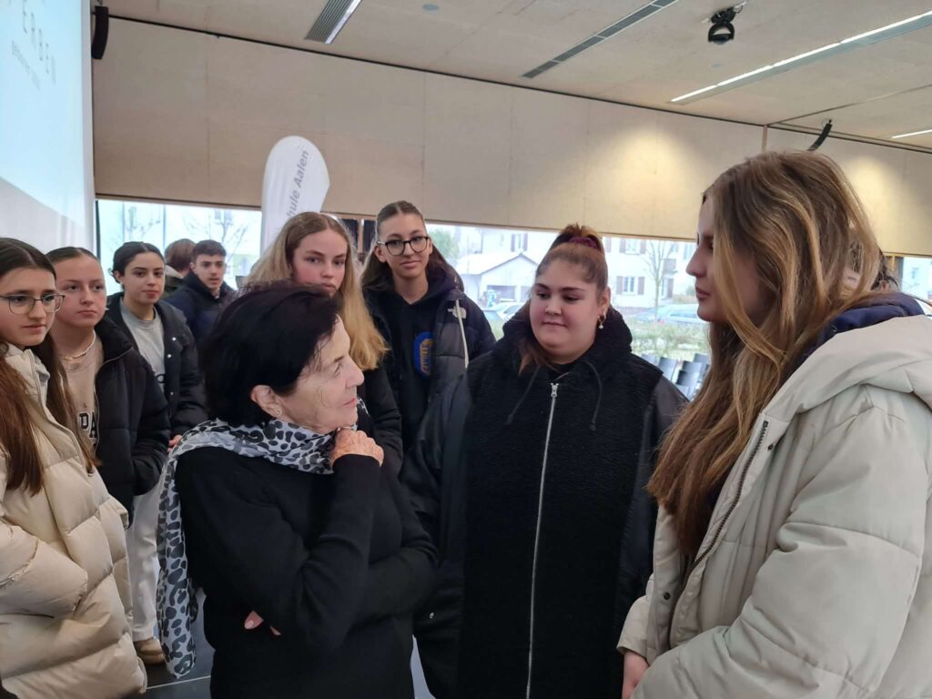 Eva speaks to German students.