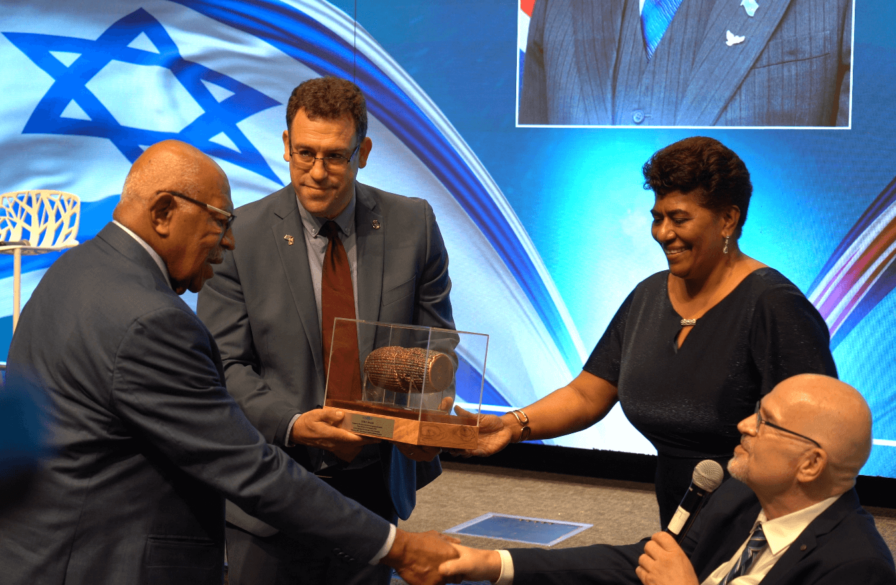 ICEJ President presents the Cyrus award to Fiji Prime Minister Sitiveni Rabuka
