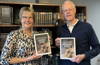 Jacob en Hennie Keegstra houden allebei het boek Zicht op Verborgen Parels in hun hand