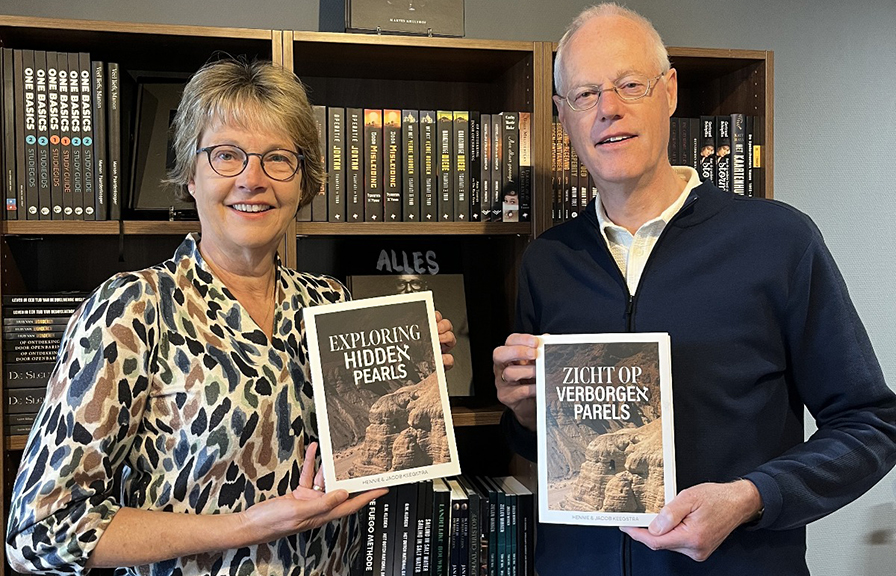 Jacob en Hennie Keegstra houden allebei het boek Zicht op Verborgen Parels in hun hand