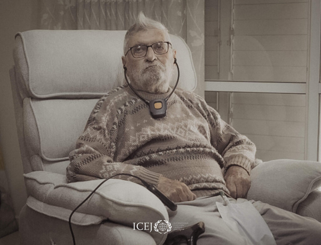 Een overlevende van de Holocaust ontspant zich in zijn nieuwe verstelbare fauteuil.