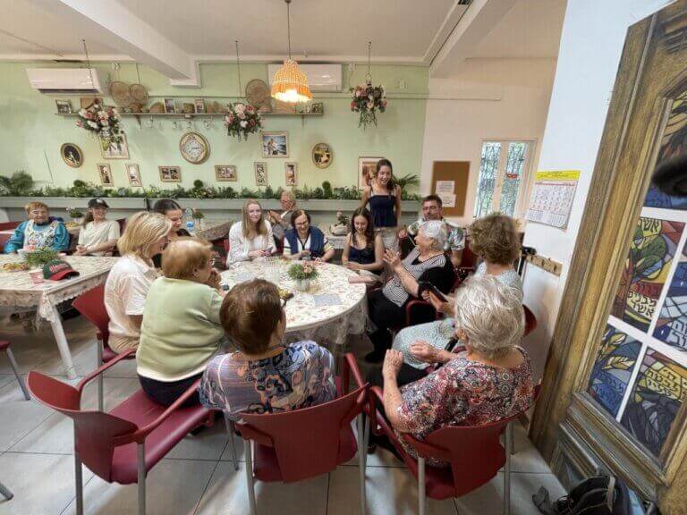 Duitse groep bezoekt het tehuis in Haifa