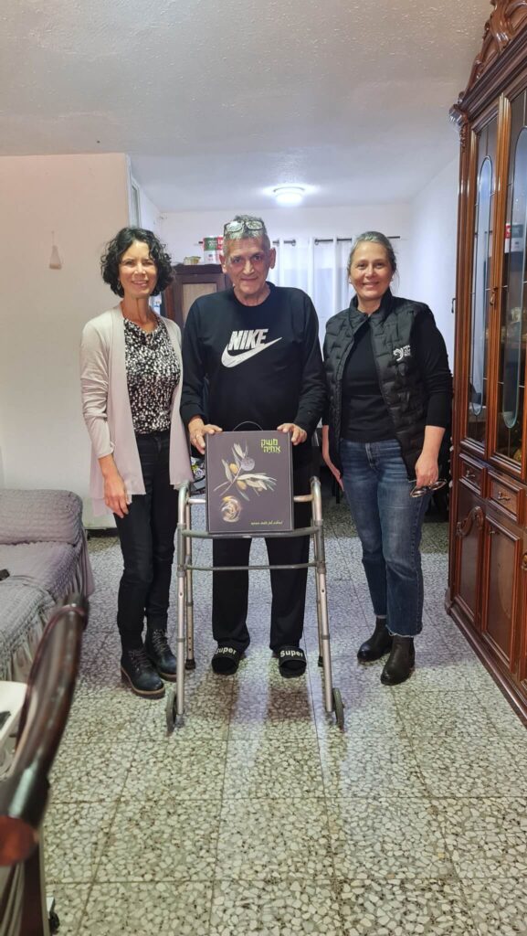 Rafi en medewerkers van ICEJ met zijn Pesach-cadeau