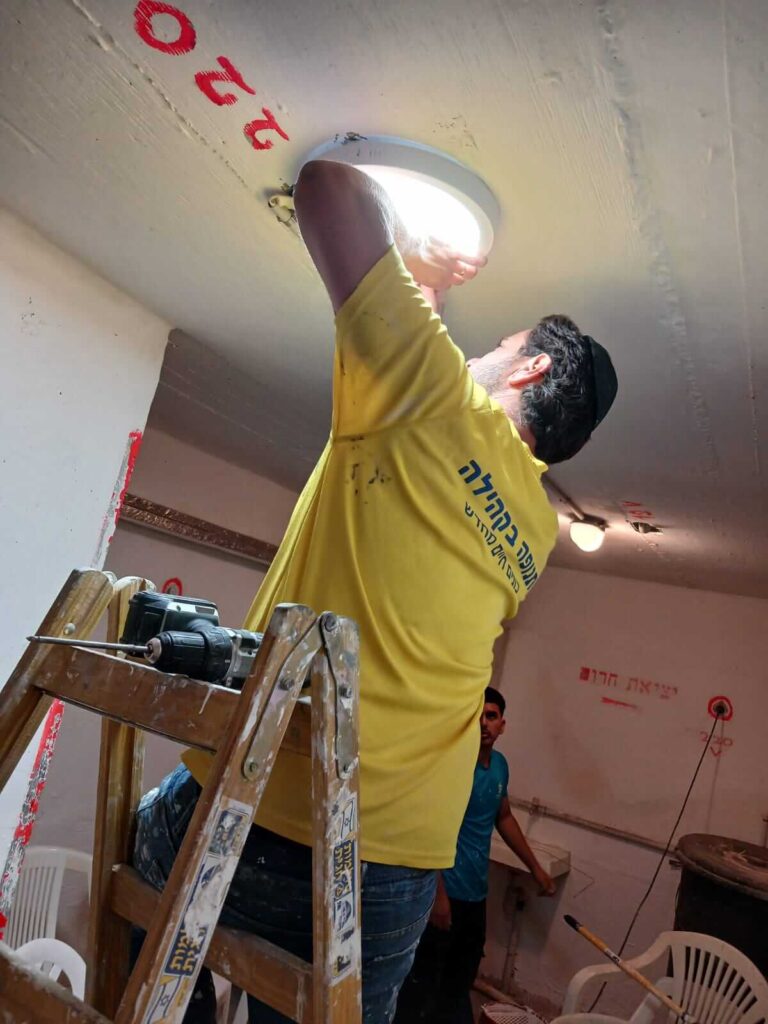 reparatie van de verlichtingsarmaturen in de schuilplaats