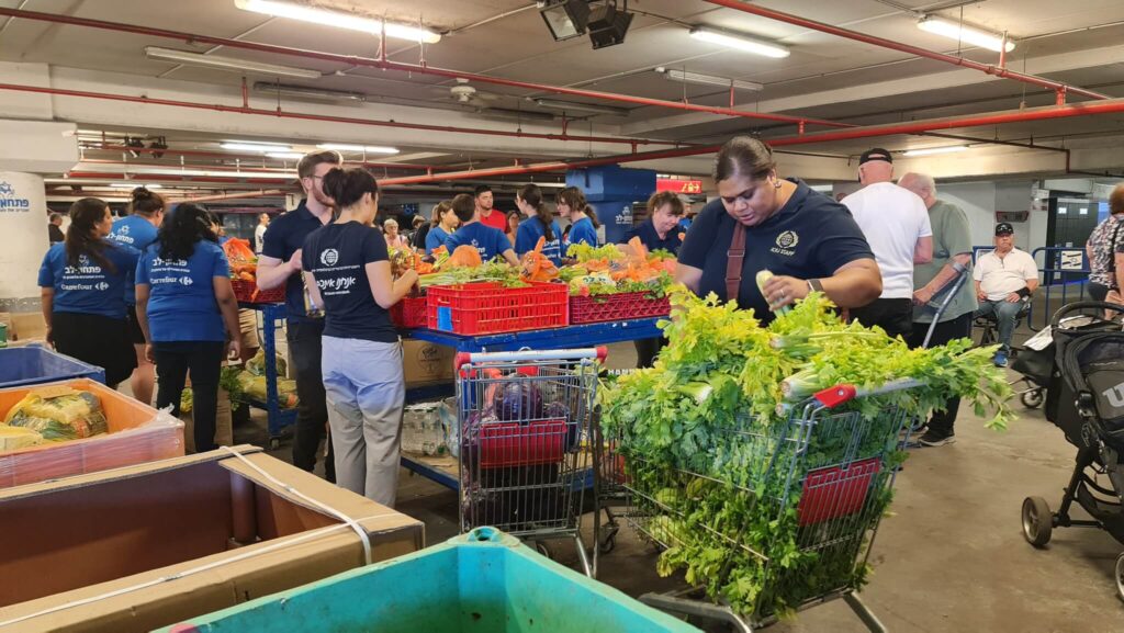 De medewerkers van ICEJ werken samen met Israëli’s