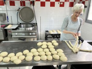 Een vrouw maakt challah in een keuken in Kfar Galim