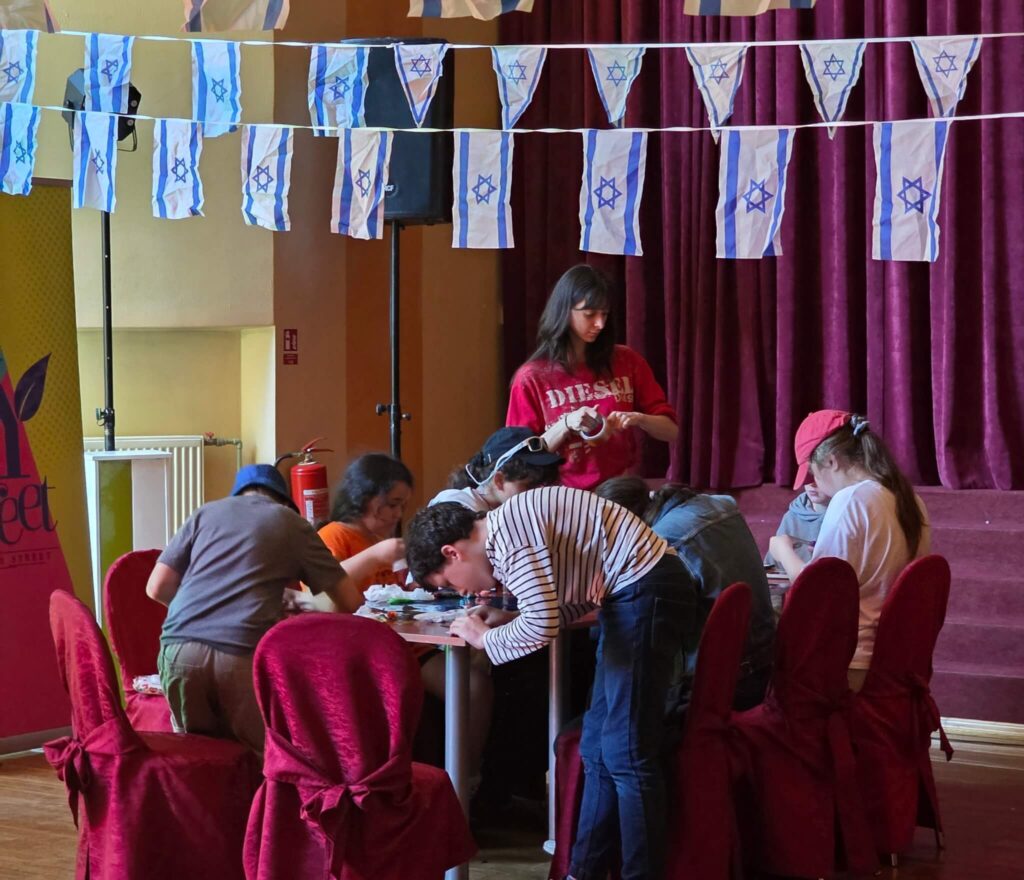 Een groep kinderen op het door de ICEJ ondersteunde zomerkamp aan de Oostzee