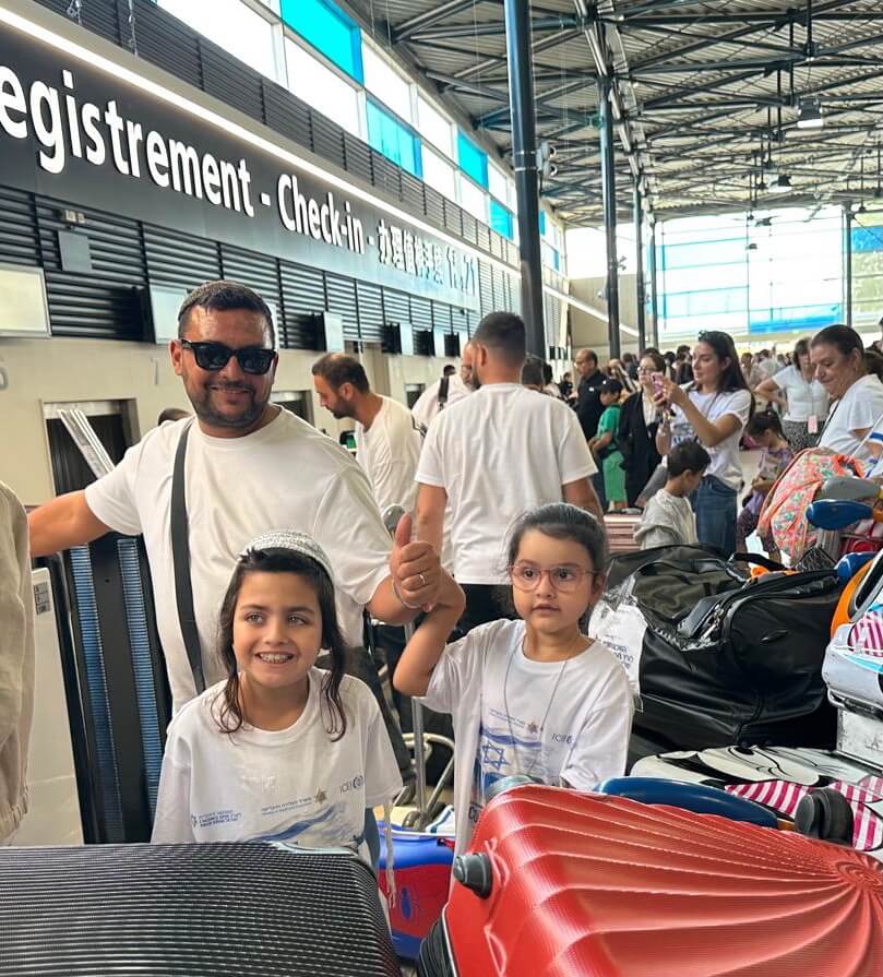 Een Franse familie wacht op het instappen van hun door de ICEJ gesponsorde vlucht