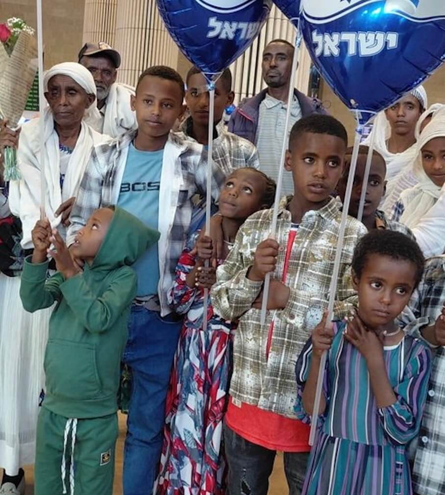 Ethiopische kinderen die met een door de ICEJ gesponsorde vlucht uit India zijn gekomen