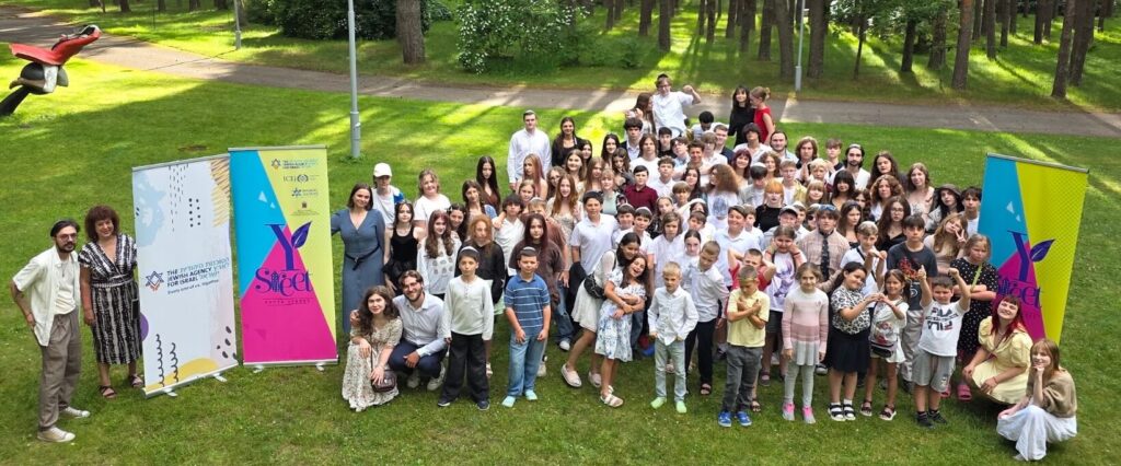 Kinderen nemen deel aan het Aliyah-zomerkamp in Letland