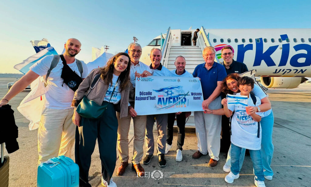 ICEJ verwelkomt Franse olim op het platform van de luchthaven Ben Gurion