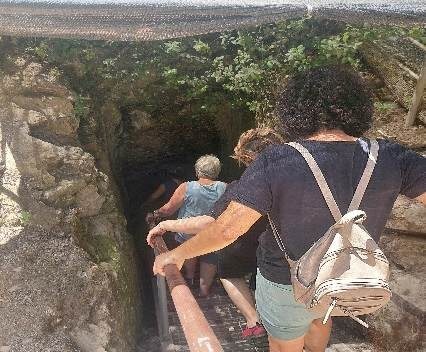 Verzorgers die deelnemen aan een wandeling