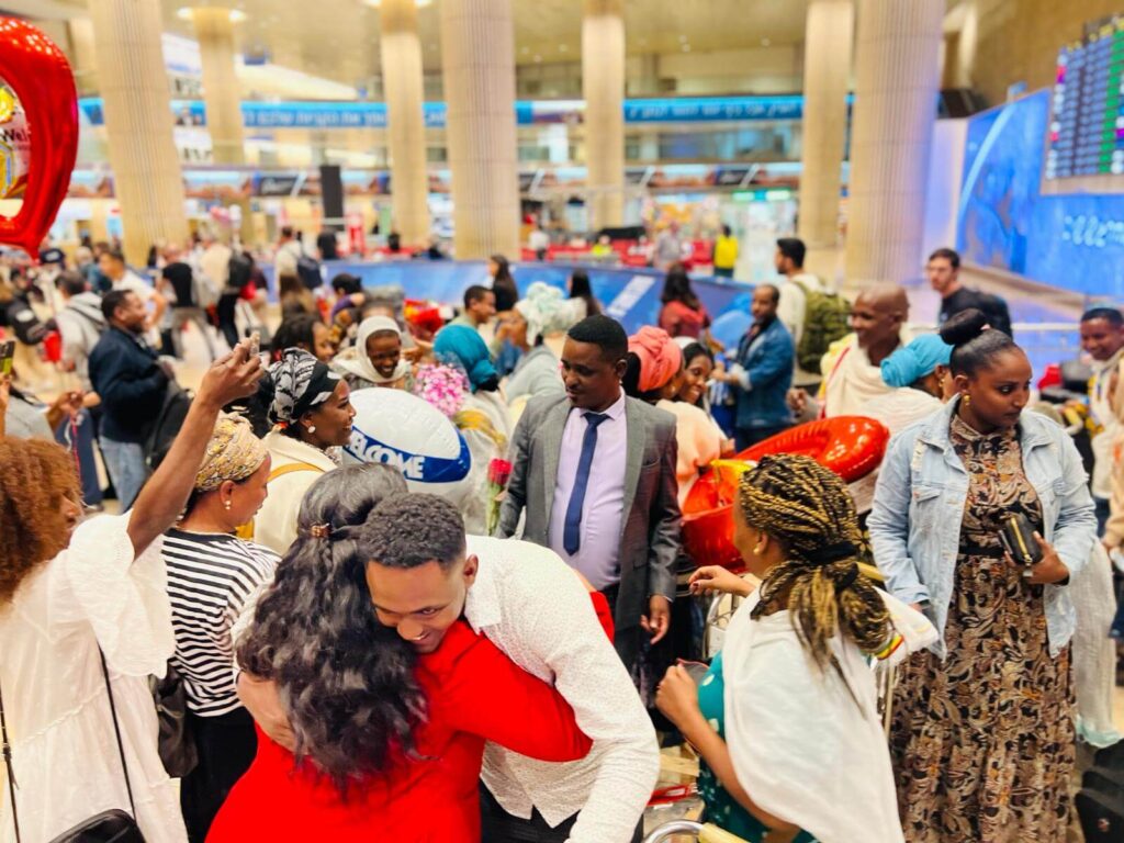 Ethiopische gezinnen omhelzen elkaar op het vliegveld