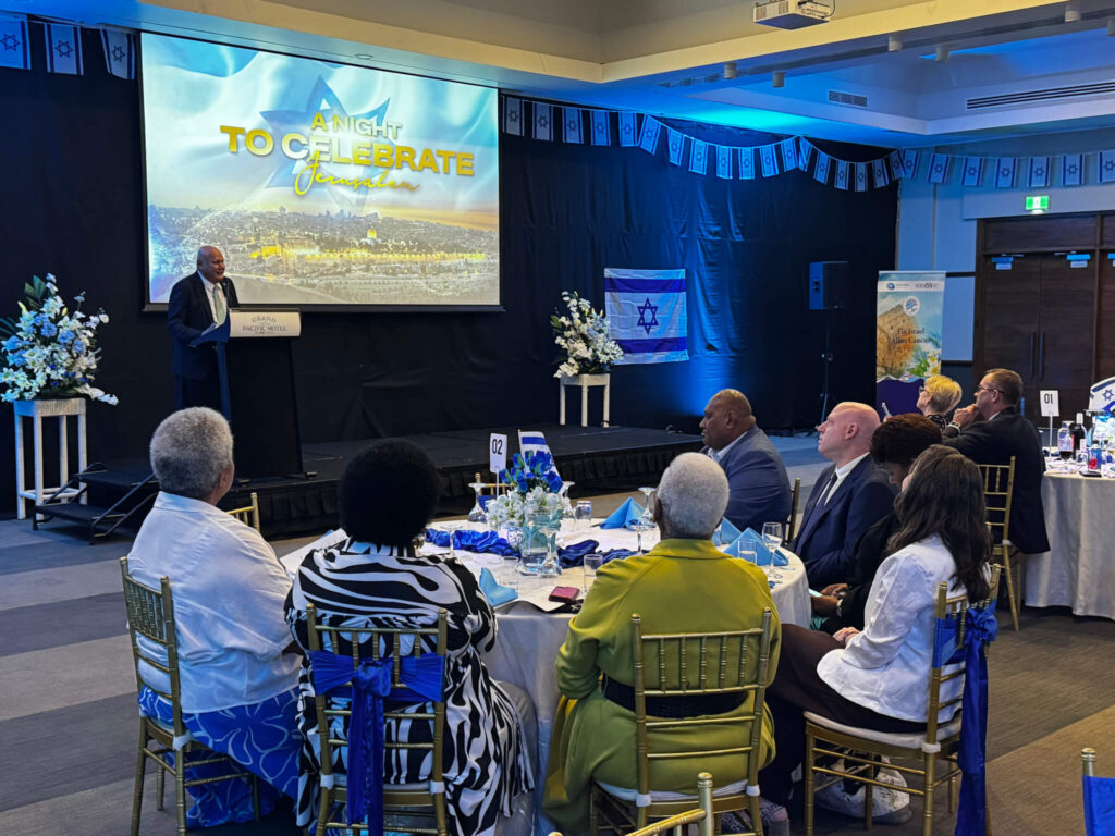 De vicepremier van Fiji, Viliame Gavoka, spreekt tijdens een banket in Israël.