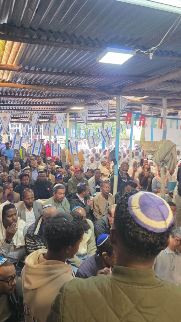 een groep van enkele honderden Joden uit de regio Tigray die in de synagoge in Gondar naar de vertegenwoordigers van het Joods Agentschap luisteren.