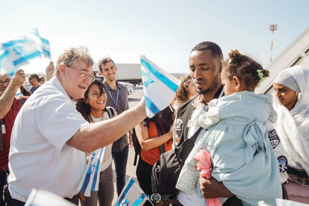 Een Aliyah-vlucht uit Ethiopië landt in Israël
