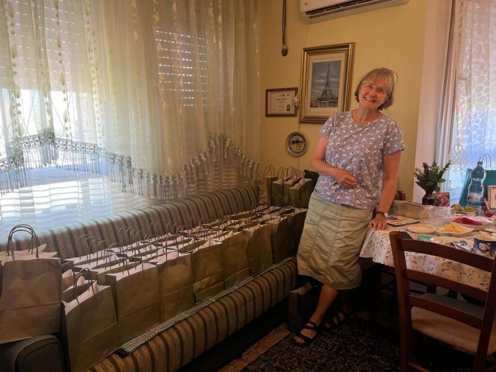 Corrie van Maanen met Rosj Hasjana-cadeaus